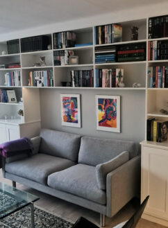 Speciallavet på mål og indbygget reol omkring sofa med dybe skabe