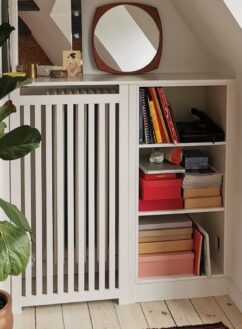 Radiatorskjuler med reol