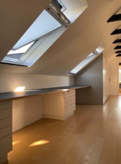 Garderobe m. skrivebord i skunk