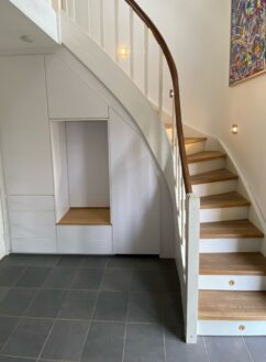 Entréskab under trappe