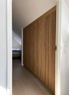 Skunkgarderobe med lamellåger