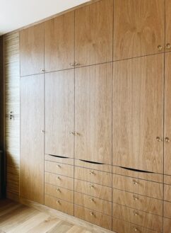Garderobe i egetræ med jalousi