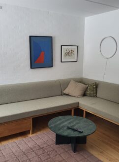 Specialbygget hjørnesofa i egetræ tilpasset stuen og rummets vinkler