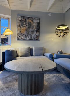 Specialdesignet sofabord i egetræ med riflet sokkel