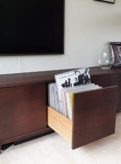 Vinylmøbel med udtrukket skuffe indrettet til opbevaring af vinylplader